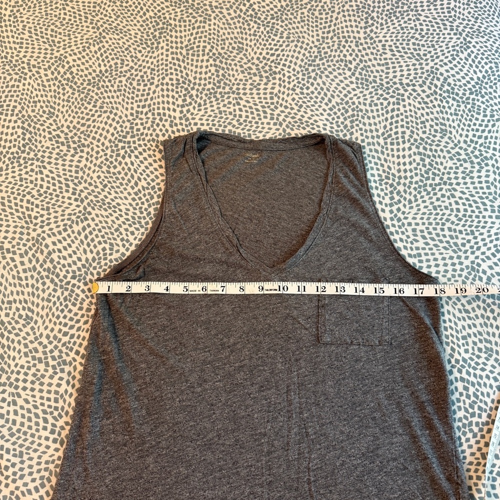 Madewell | V-neck Tank Top with Pocket Detail - Picture 8 of 9